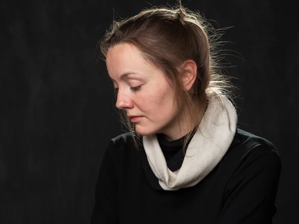 Retrato de una joven mujer triste y desorientada —  Fotos de Stock