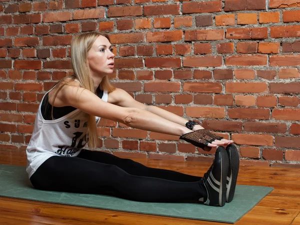 Fit femeie face exerciții de stretching pilat în studio de fitness — Fotografie, imagine de stoc