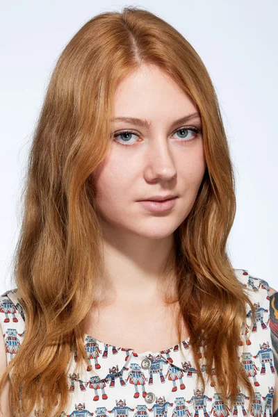 Portrét usměvavý mladý zázvor ženy s přírodní make-up — Stock fotografie