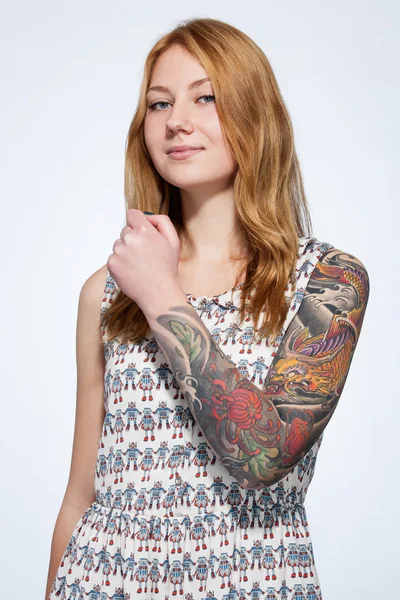 Portréja egy mosolygó fiatal gyömbér nő találat tetoválás-h — Stock Fotó