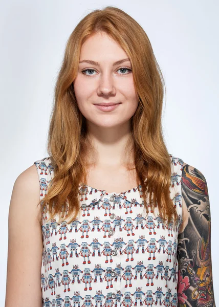 Porträt einer lächelnden jungen Ingwerfrau mit natürlichem Make-up — Stockfoto