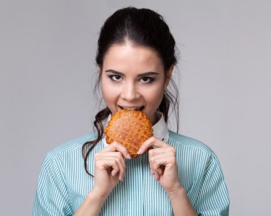 Genç esmer kızla bir bisküvi