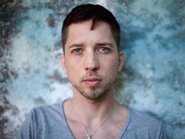 Genç bir mavi gözlü esmer adam portresi