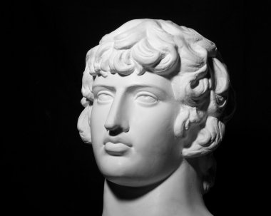 Genç bir adam beyaz gypseous başkanı
