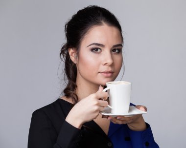 Bir fincan genç esmer kızla