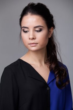 Genç esmer Bayan aşağı bakıyor