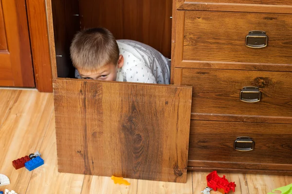 Маленький хлопчик ховається в шафі — стокове фото