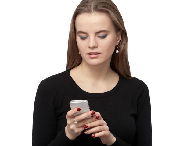 Mujer joven está escribiendo sms — Foto de Stock