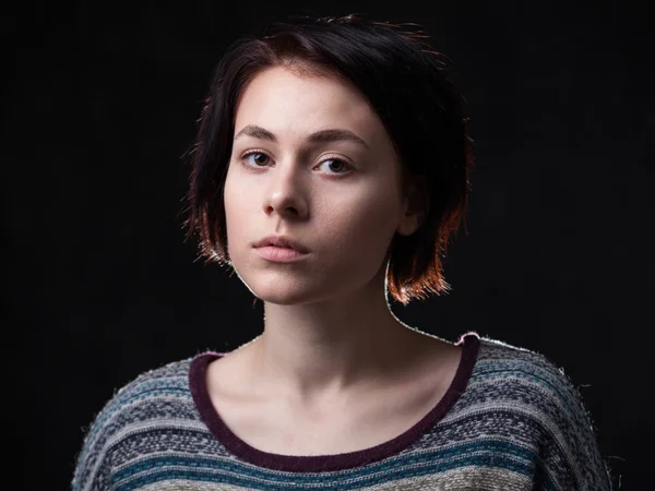 Mujer joven con corte de pelo — Foto de Stock