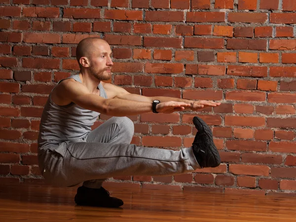 Tek ayak üstünde hiç bir şey yapmak atlet adam 