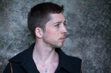 Yakın çekim profil bir adam portresi. Modeli bir yana görünüyor