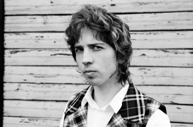 Uzun saçlı genç bir güzel adam portresi yakın çekim.