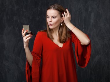 Genç kadın aynaya bakıyor