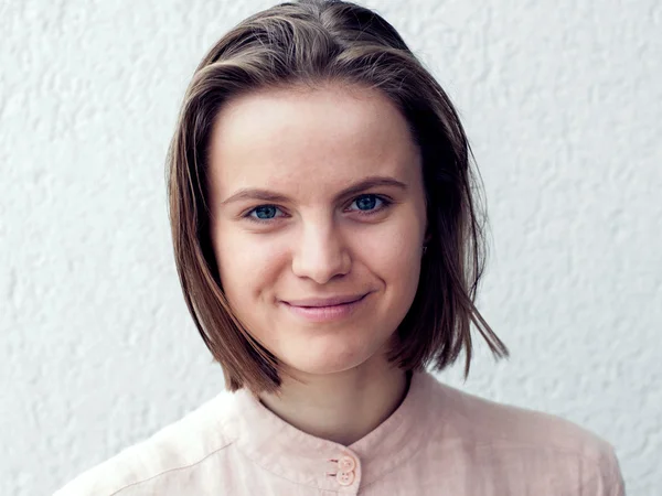Porträt einer schönen jungen Frau mit Haarschnitt — Stockfoto
