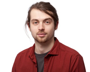 Gülümseyen genç bir adamın portresi.