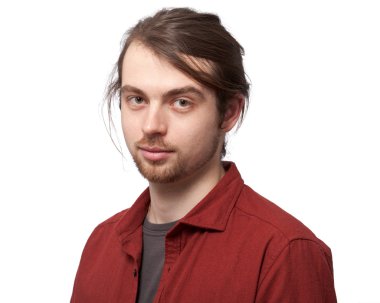 Gülümseyen genç bir adamın portresi.