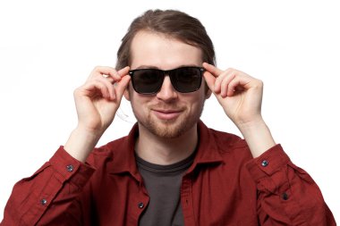 Gülümseyen genç bir adamın portresi.