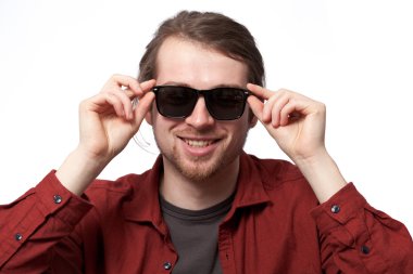 Gülümseyen genç bir adamın portresi.