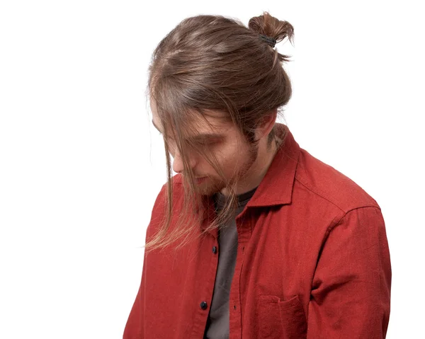 Homem triste com um penteado olhando para baixo — Fotografia de Stock