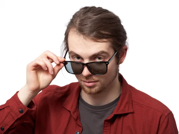 Молодий чоловік дивиться сонцезахисні окуляри — стокове фото