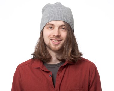 Şapkalı bir genç adam yakın çekim