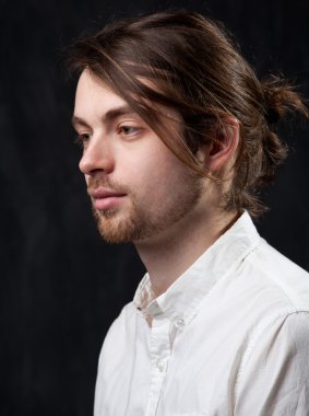 Genç yakışıklı biri Beyaz gömlekli profili