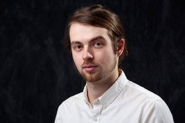 Beyaz gömlekli yakışıklı delikanlı