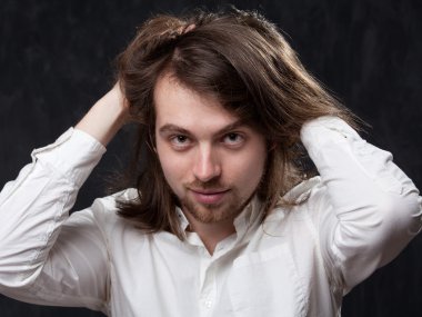 Uzun saç stiring ile bu adam