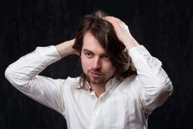 Uzun saç stiring ile bu adam