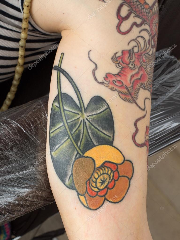 Tatouage Fleur Aubaines Boîte Colorée Sur Le Bras