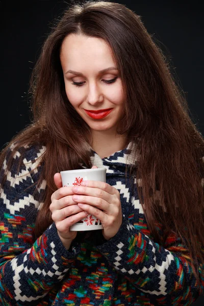 Model holding a cup of tea and warming her hands. — Stock Photo, Image