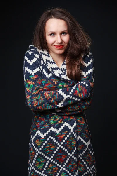 Színes kötött pulóver-vonzó barna lány zsugorodott az a — Stock Fotó