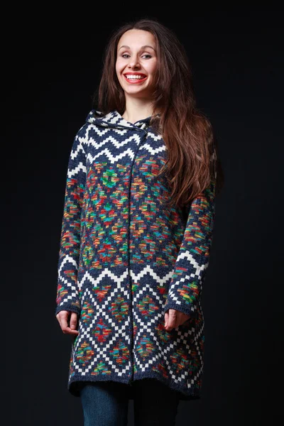Jeune fille attrayante dans un pull en laine tricotée avec un grand ouvert — Photo
