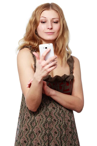 Joven mujer rubia bonita mirando la pantalla del teléfono móvil — Foto de Stock