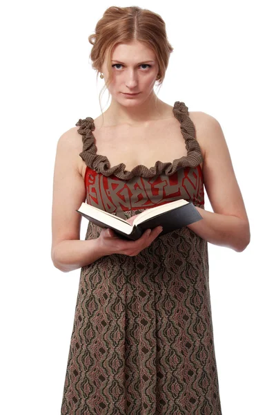 Mujer con un vestido brillante leyendo un libro , — Foto de Stock