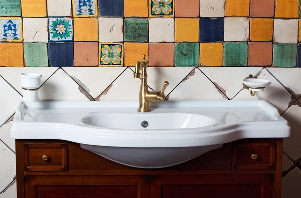 Lavabo de salle de bains avec carrelage design lumineux — Photo