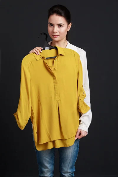 Belle jeune femme brune debout avec une chemise jaune sur une — Photo