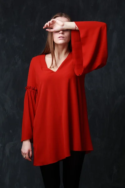 Ritratto di una bella donna triste in abito rosso, gli occhi chiusi per mano — Foto Stock