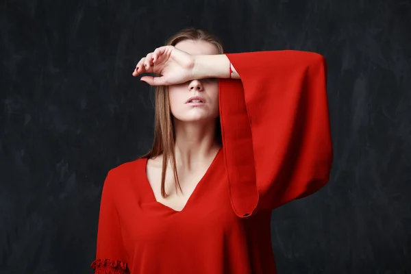 Крупним планом портрет красивої сумної жінки в червоній сукні — стокове фото