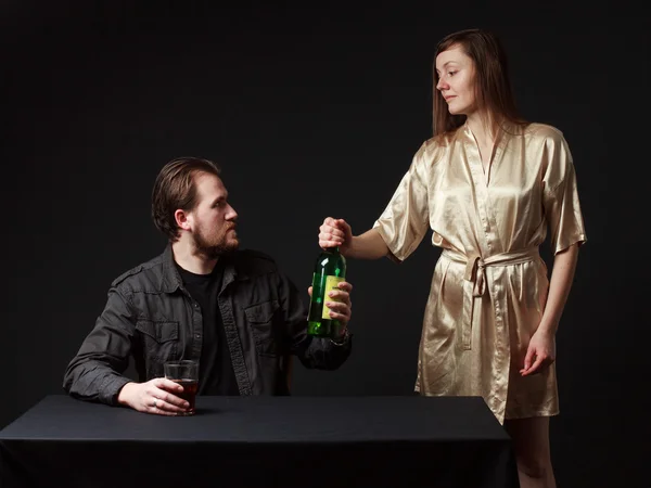 Mann trinkt Alkohol, Flasche in der Hand — Stockfoto