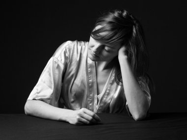 Üzgün kadın hakkında bir şey düşünüyor