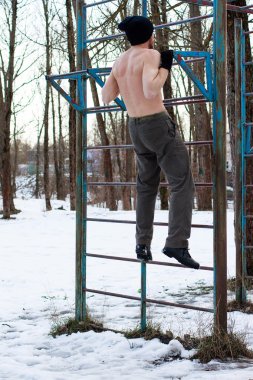  adam çıplak gövde sokak egzersiz yapıyor ile