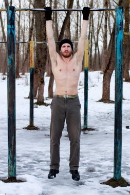  adam çıplak gövde sokak egzersiz yapıyor ile