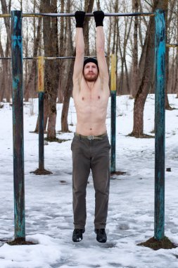  adam çıplak gövde sokak egzersiz yapıyor ile