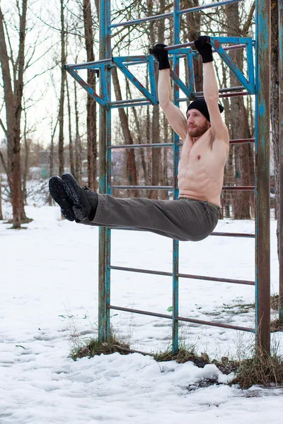 Fitness-Model macht Bauchpressübungen im Freien — Stockfoto