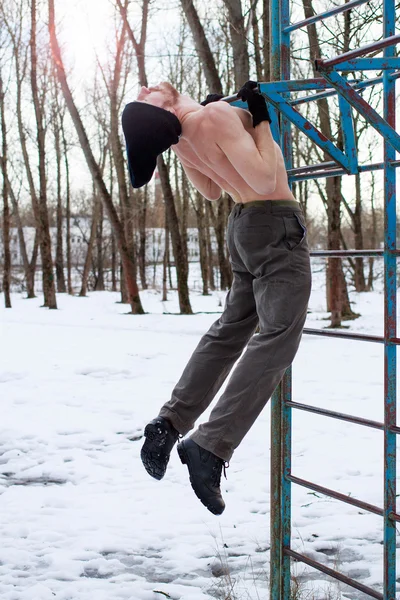 Mann mit schwarzem Hut und nacktem Oberkörper beim Streetworkout - zurück — Stockfoto