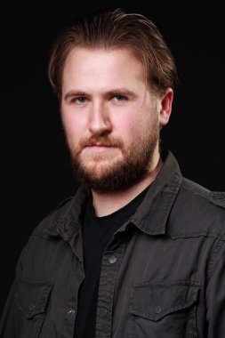 Portre os gülümseyen bir adam, siyah arka plan