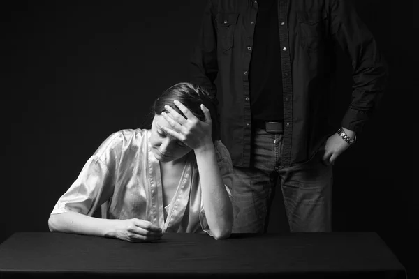 Mulher triste está sentado, mantendo a mão na testa, figura do homem — Fotografia de Stock