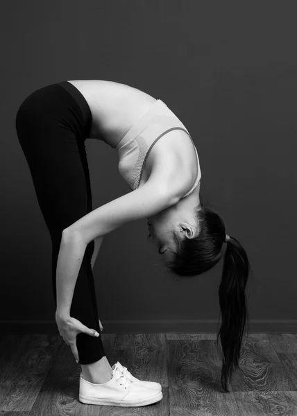 Exercițiu și întindere - Femeia de fitness care face înclinație spre soc — Fotografie, imagine de stoc