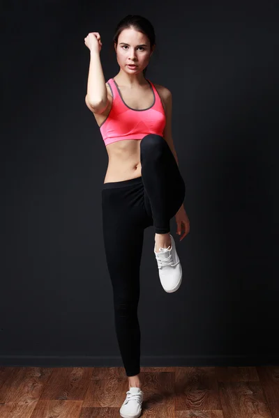 Konditionsträning i gymmet - ung energisk kvinna går mycket — Stockfoto